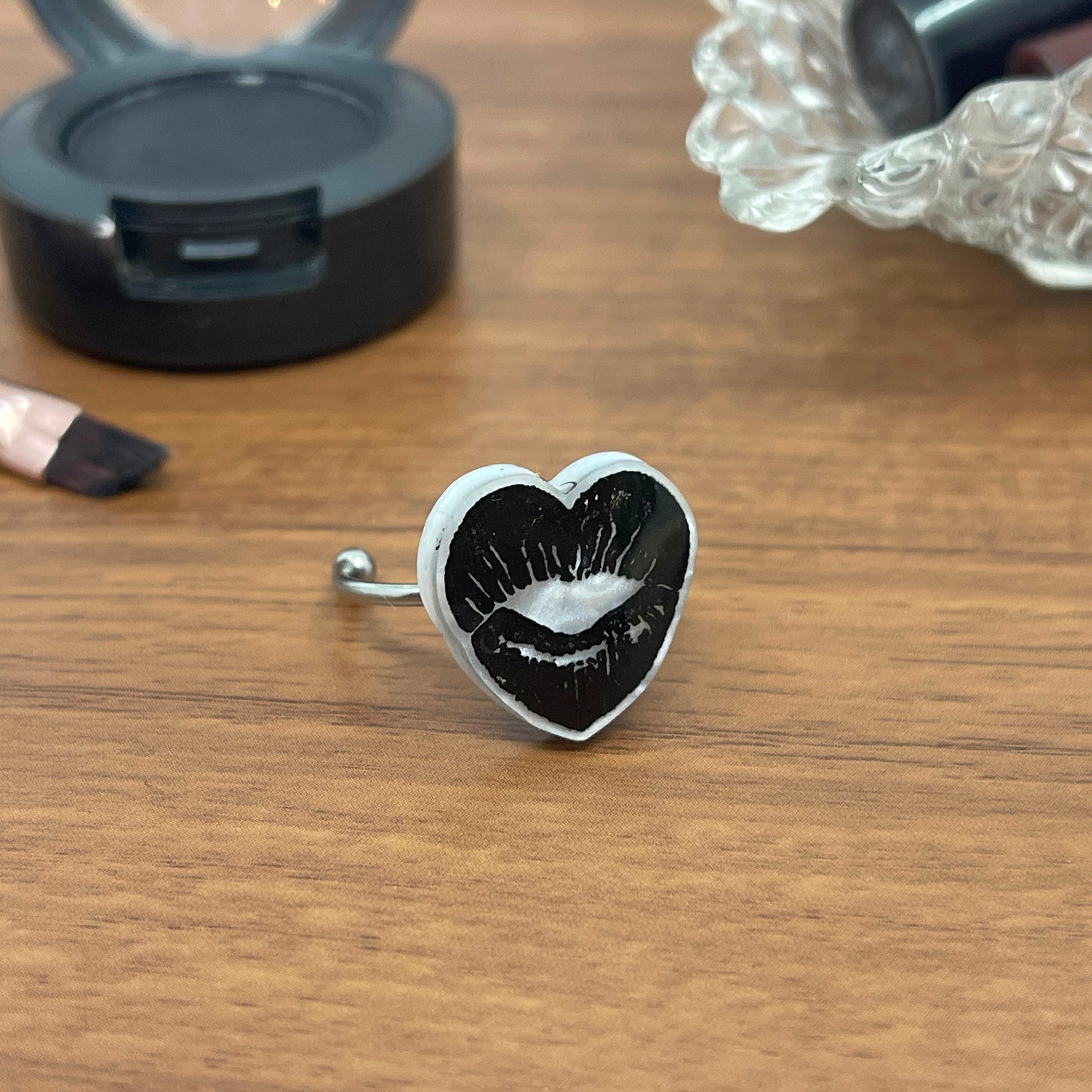 Black Lipstick Kiss Ring