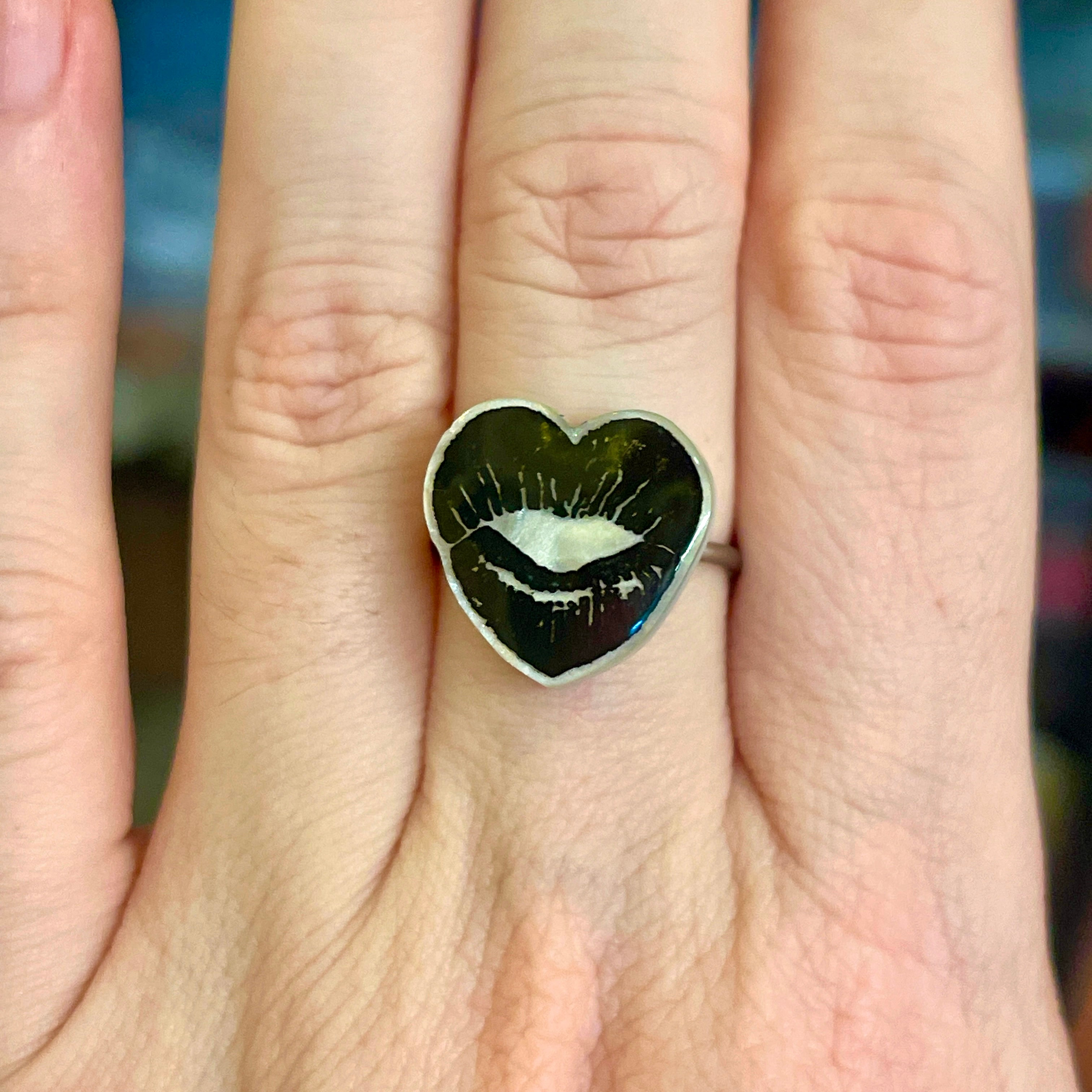Black Lipstick Kiss Ring